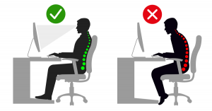 persoon met correcte zithouding achter bureau en computer