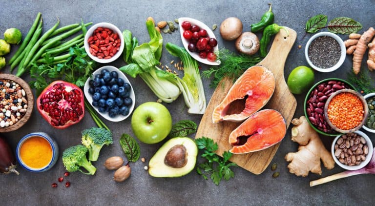 Gezonde selectie van fruit, groenten en granen op tafel