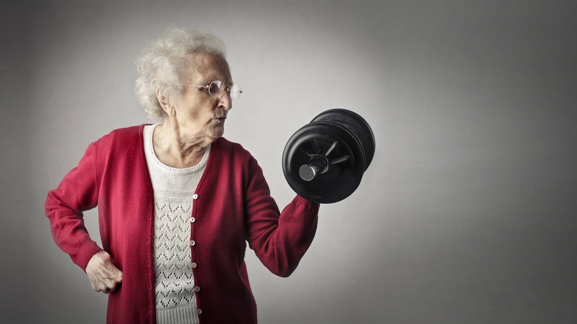 Oudere vrouw doet krachttraining met dumbbell