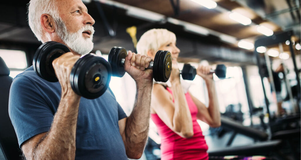 krachttraining met dumbbells voor ouderen