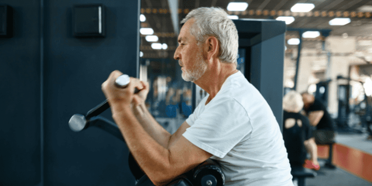 Oudere mensen die krachttraining doen in een fitnessruimte