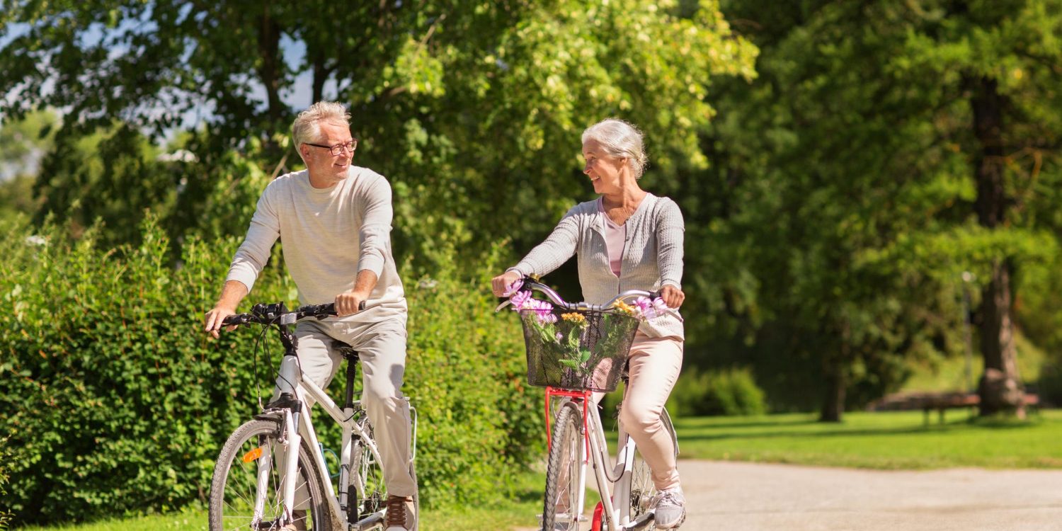 oudere mensen fietsen in het park