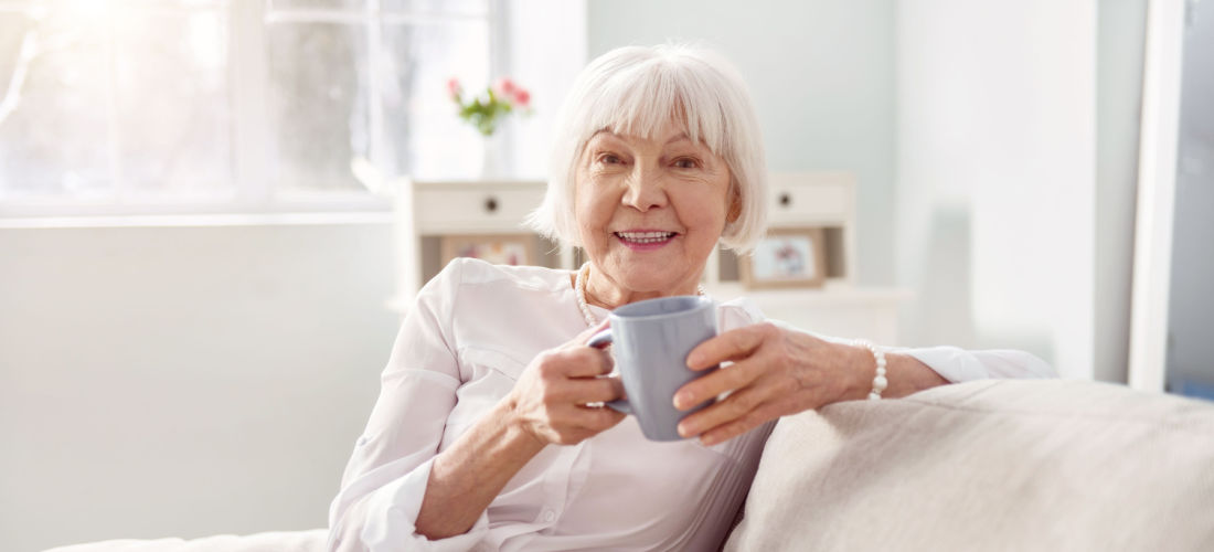 vrouw ontspant thuis met koffie