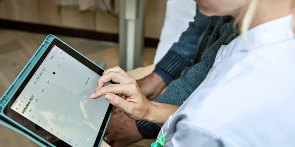 vrouw in ziekenhuisbed gebruikt tablet