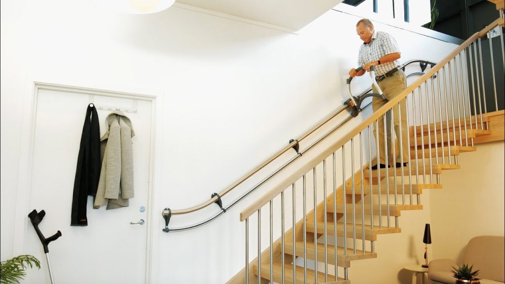 Man stofzuigt voorzichtig een trap in een huiselijke omgeving