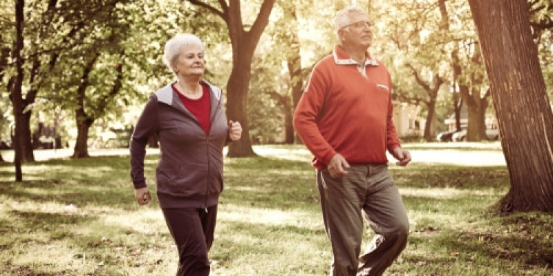 Oudere mensen die samen wandelen in een park