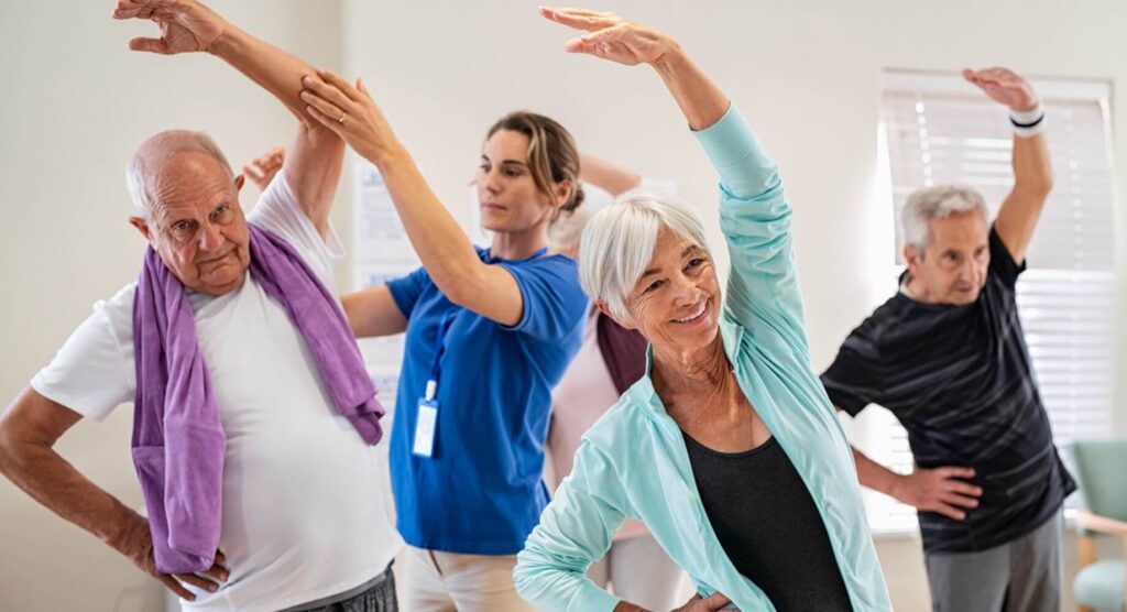 groep mensen die lichte oefeningen of yoga doen in een binnenruimte